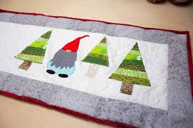 how to make a christmas table runner