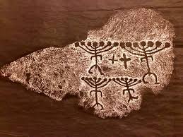 M.Ö. 3. yy Hakasyadan bir petroglif. 7 meyveli bir hayat ağacı, 7 erdemin her birinin bir başını oluşturduğu insan. 7 kollu şamdanın esin kaynağı