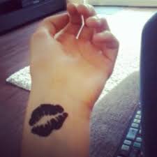 25 perfect lip tattoo ideas for men and