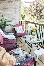 how to decorate a small outdoor e