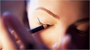 apply eyeliner for almond shaped eyes