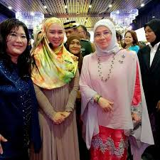 Queen afzan of pahang's diamond state tiara now worn by queen azizah. Perpaduanwpkl Instagram Posts Photos And Videos Picuki Com
