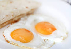 Comment faire un œuf au plat sans casser le jaune ?