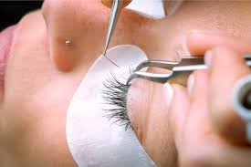 eyelids swell after eyelash extensions