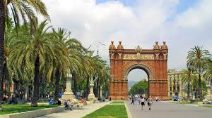 Situato tra passeig de lluís companys, passeig de sant joan e la rotonda di sant pere, fu costruito come ingresso principale all'esposizione universale di barcellona del 1888 che si svolse nel parc de la ciutadella. Monumento Dell Arco Di Trionfo Barcellona