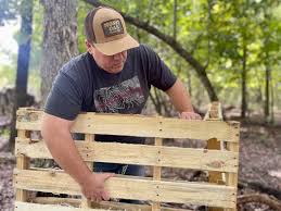 diy ground blind with wooden pallets