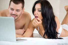 Gemeinsam Pornos schauen bringt Schwung ins Sexleben von Paaren - ErotikGeek