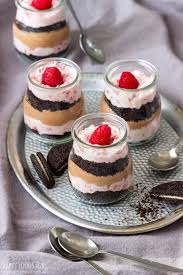 No bake oreo vanilla pudding cake features an oreo crust a vanilla pudding cream cheese layer and is topped with cool whip and oreo crumbs. Raspberry Oreo No Bake Dessert Happy Foods Tube