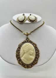 vine gl cameo necklace and