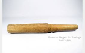 Pikon merupakan alat musik tradisional papua yang terbuat dari bambu dan dimainkan dengan cara ditiup. Mengulas 14 Alat Musik Tradisional Papua Yang Eksotis Dan Terjaga