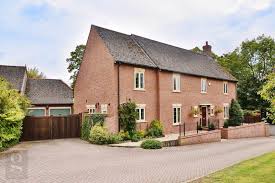 5 Bedroom Detached House For In