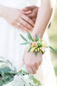 Blumen armband brautjungfern selber machen. Eine Moderne Folklore Hochzeit