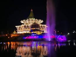 And immediately next to this fountain, spans the darul hana bridge. Borneo Persembahan Darul Hana Musical Fountain Facebook