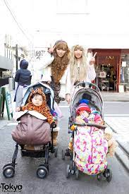 Stylish Gyaru Mama & Mori Mama w/ Cute Babies in Harajuku – Tokyo Fashion
