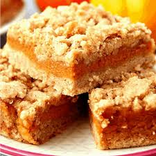 These pumpkin bars recipe are the perfect healthy fall dessert! Pumpkin Pie Bars Recipe Crunchy Creamy Sweet