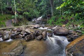 Di sekitar air terjun sudah tersedia banyak warung bahkan restoran. Sungai Gabai Waterfall Hulu Langat Selangor