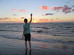 無料写真] 沈む太陽に手を振る男の子 - パブリックドメインQ：著作権フリー画像素材集