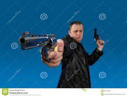 Foto de homem com arma