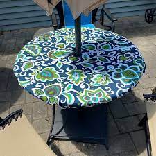 round fitted tablecloth with 2 umbrella