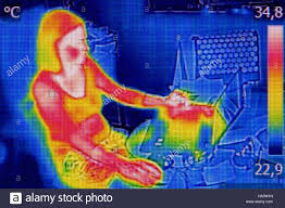La termografía infrarroja imagen mostrando la emisión de calor cuando la  mujer solía portátil Fotografía de stock - Alamy