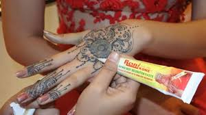 Henna disebut juga mahendi, mehndi, mehendi, inai atau pacar kuku. Henna Tradisi Lukis Tangan Yang Makin Digilai Kaum Perempuan Tribunnews Com Mobile