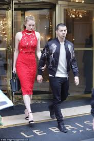 Sophie turner and joe jonas have been married for 1 year. Sophie Turner Towers Over Joe Jonas On Day Date In Paris Daily Mail Online
