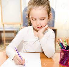 かわいい女の子は机に向かって書き物を就学前の の写真素材・画像素材. Image 27284702.