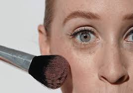 redhead makeup applying bronzer blush