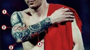 El movimiento después de anotar con los dedos levantados hacia arriba es conocido por todos. El Significado Oculto De Los Tatuajes De Lionel Messi 90min