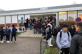 Champagne-sur-Seine : les profs campent devant le lycée La Fayette pour  leurs retraites - Le Parisien