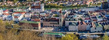 Passau has a population of around 50,000, and an additional 8,000 when university is active. Auslanderamt Behordenwegweiser Passau