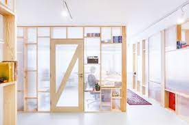 仕切りつつ緩くつなげる 光を通す半透明の壁で囲われたワークスペースや読書スペース オフィスインテリア インテリアアーキテクチャ 住宅