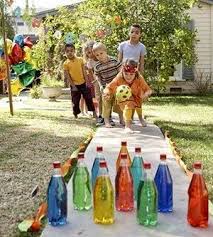 Por eso, en este artículo de parabebés te proponemos 20 juegos al aire libre para niños que podréis disfrutar todos/as juntos/as. Bolosss Juegos Para Fiestas Infantiles Juegos Infantiles Para Cumpleanos Juegos Para Cumpleanos