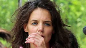 The ice storm actress, 42, was seen pulling her unbrushed hair on top of her head. Katie Holmes Psycho Drama Nach Geplatzter Hochzeit Intouch