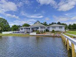 Most of the cabins are not located with views of the lake, but have a short walk (or drive) down to the lakes shores. 18 Sandals Is A Luxurious Lake Murray Getaway With Optional Boat Rental Chapin Sc Vacation Rental By Owner Byowner Com