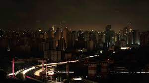 O apagão energético de 2001 história do brasil em 2001, a população brasileira presenciou uma ameaça de apagão elétrico e foi obrigada a adotar medidas de racionamento de energia. Apagao Atinge Treze Bairros Das Zonas Sul E Oeste Veja