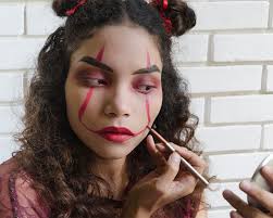 Do you ever feel that halloween creeps up on you or that you're never actually ready when the day arrives? 25 Easy Halloween Makeup Ideas