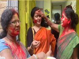 Sex workers in Kolkata's Sonagachi celebrate Holi after two years | City -  Times of India Videos