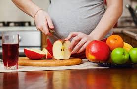 5 عوارض خوردن میوه زیاد در بارداری | گهواره