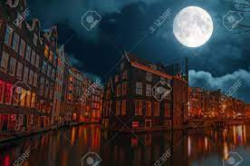 Ville Pittoresque à Amsterdam Les Pays-bas La Nuit Par La Pleine Lune  Banque D'Images Et Photos Libres De Droits. Image 88246505.