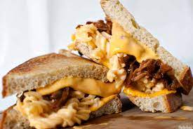 grilled mac and cheese with pulled pork