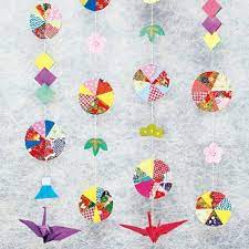 色画用紙と千代紙で 手まりの吊るし飾り お正月らしい 手まりをイメージした吊るし飾りです 大小の千代紙を 自由に組み合わせましょう 和紙 千代紙 飾り 色画用紙 手まり 1月 2月 季節の制作 デイ 介護 デイサービス 2018 1 2月 お正月 クラフト