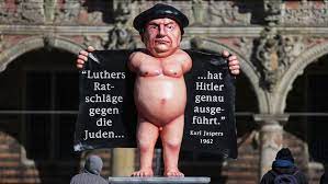 Mit „nacktem Luther“ auf dem Marktplatz in Bremen gegen 31. Oktober als  Feiertag