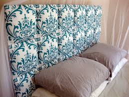 Дървен палет, използван като табла за легло в неутрален цвят. Kreativni Idei Za Gornata Tabla Na Legloto Comfort Bg