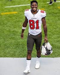 In 2011, he became the first nfl player in history to compile over 1,000 returning and receiving yards in a single season. Antonio Brown Twitter Instagram Wife Net Worth And Lesser Known Facts