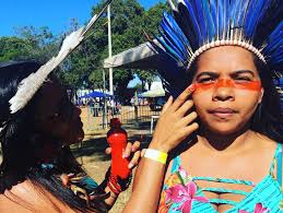Plus de 2500 femmes et jeunes filles autochtones en marche pour défendre  leurs droits - Autres Brésils