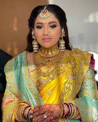 hued nauvari saree for her wedding day