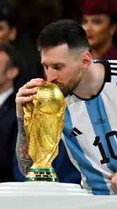 messi trophy kiss fifa world cup 2022