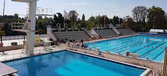 trois piscines extérieures où se