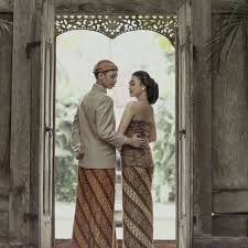 Cherly juno berangkat ke jepang untuk foto prewedding. 10 Ide Foto Pre Wedding Dalam Balutan Kebaya Yang Klasik Nan Ciamik Dijamin Bikin Mata Betah Melirik
